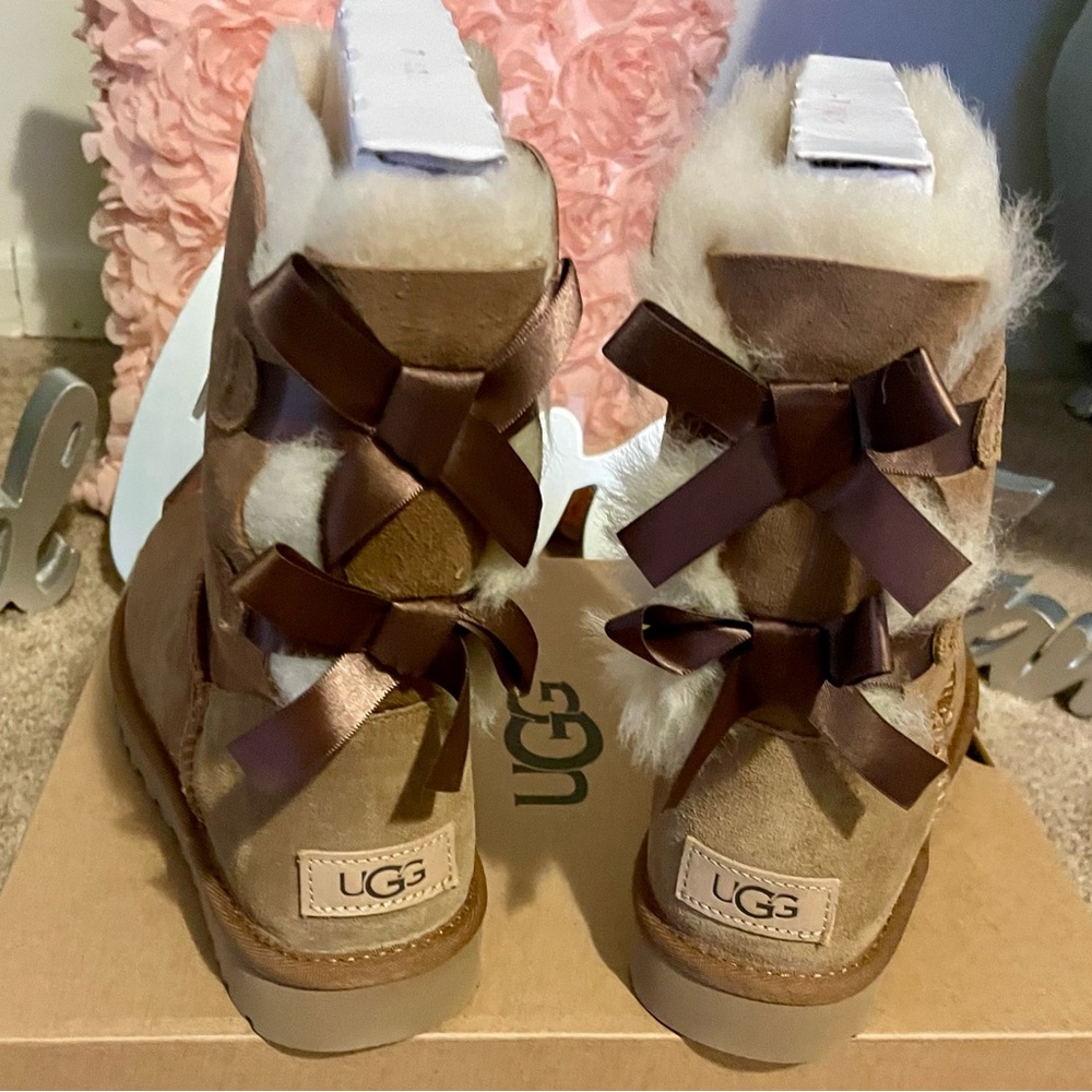 🆕 UGG w/ Bailey Bow Il size: 7
